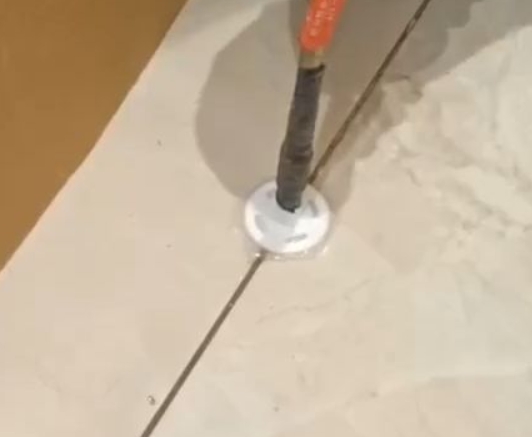 金秀瓷砖空鼓维修公司专业解答瓷砖在铺贴过程中，如果没有涂抹均匀到位的粘结材料（如水泥砂浆或瓷砖胶），可能会导致以下问题