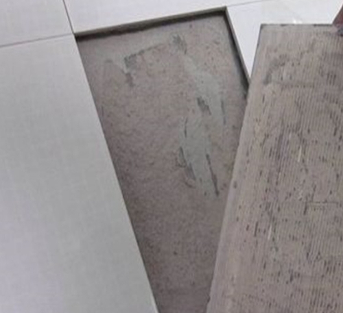 金秀瓷砖空鼓维修公司分享瓷砖铺贴时如果打浆（即涂抹在瓷砖背面和基层上的砂浆或瓷砖胶）过少，会带来以下问题